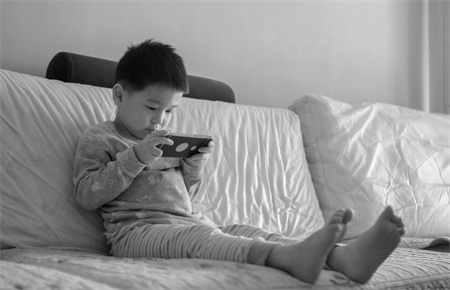 迷恋手机的孩子家长怎么办