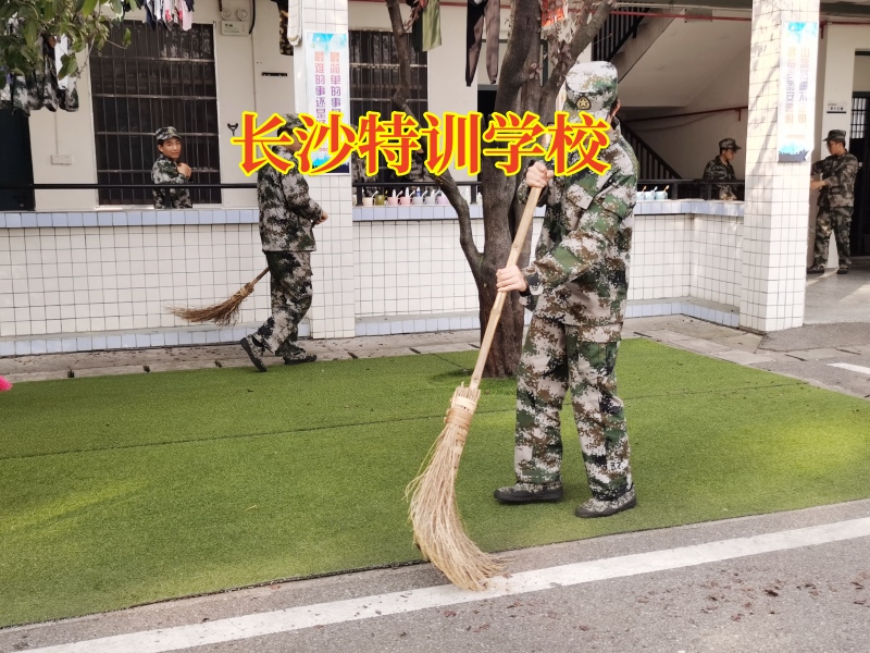 长沙特训学校：孩子身高矮小该怎么补救？